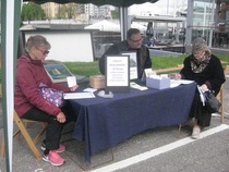 Seuran paviljongissa oli tilaisuus osallistua Nälkälinnanmäki-aiheiseen tietovisaan. Kaikkien osallistujien kesken arvottiin Esko Aspivaaran uimakoppitaulu.