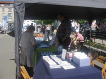 Toinen paviljongin pöydistä oli varattu korttimyynnille, pääosassa Toini Kurimon akvarelleista painatetut kaksiosaiset kortit.

Iltapäivällä mukavan varjon antanut korkea rekka vierestä poistui ja aurinko pääsi porottamaan etelän suunnasta suoraan yhdistyksen pöytään.

Kuva: Kirsti Kukkonen