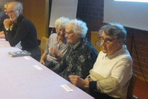 Muistelijoiden seniorikaartia edustivat Anja Pulkkinen (oik.), Anneli Karvanen, Toini Kurimo ja Esko Aspivaara. 

Anja Pulkkinen (o.s. Paasikallio; 1928 – 1936) rakasti liikuntaa. Voimistelutunneilla oli jännittävää roikkua renkaissa pää alaspäin ja kiipeillä köysiä myöten kattoon. Pitkien villasukkien kutomista liikunnallinen tyttö vihasi; sukat jäivät kesken. 

Anneli Karvasen (1935 - 1939) mieleen ovat piirtyneet uskontotunneilla käytetyt isot pahviset kuvataulut. Raamatun henkilöitä ja kertomuksia esittäviä kuvia olisi katsellut vaikka miten pitkään. 

Toini Kurimo (1941 – 1945) ihastui koulussa Aarni Penttilän Aapiskukkoon. Kirja oli niin rakas, ettei sitä raaskinut jättää kouluun neljännen luokan keväällä, niin kuin olisi pitänyt. Muistelutilaisuudessa yli seitsemänkymmentä vuotta Kurimon hallussa ollut aapinen oli edessä pöydällä.

Esko Aspivaara (1948 – 1956) toi tilaisuuteen sattumalta käsiinsä joutuneen oman luokan päiväkirjan viimeiseltä kouluvuodelta. Kirjan sivuilta ilmeni, että Eskolla oli poissaoloissa luokan ennätys. Syynä poissaoloihin ei kuitenkaan ollut sairaus vaan koulun aiheuttama ahdistus. Aspivaara tilitti avoimesti kouluaikaan liittyviä tuntojaan.

Kuva: KK
