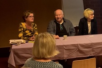 Muistelijajoukon juniorit olivat Seija Puputti (oik.), Pekka Anttonen ja Soile Kinnunen.

"Seija Puputti (1955 - 1959) kertoi, miten epäoikeudenmukaiselta tuntui, kun opettaja ei hyvästä koulumenestyksestä huolimatta suositellut työläisperheen lapsen oppikouluun menoa. Tuohon aikaan uskonnollinen tyttö rukoili joka ilta, että pääsykoe osoittaisi opettajan ennakkoluulot vääriksi. Kun oma nimi oli yhteiskoulun ovella sisään päässeiden listalla, ilo oli niin suuri, että piti kiivetä Piispanmäelle ja polvistua kiittämään Jumalaa, että rukouksiin oli vastattu."

Pekka Anttoselle (1962 - 1966) lukemaan oppiminen oli iso asia. Ensimmäisen luokan jälkeen kesällä käsiin osui hammaspeikoista kertova kirja. Peikkojen hirvittävistä tuhotöistä kertovan tarinan osasi nyt ihan itse lukea kannesta kanteen. Siitä alkoi elinikäinen lukemisharrastus.

Soile Kinnunen (1970 – 1973) ilmoitti heti alussa, että hänellä oli kouluajoilta pelkästään myönteistä kerrottavaa. Kinnunen ylisti silloista elämyksellisyyttä korostavaa ja kokemuksen kautta tapahtuvaa oppimista. Tunnilla saatettiin seisoa käsillä pää alaspäin ja ihmetellä, miten ruoansulatus toimii. Kertotaulu opeteltiin joukkuepelin avulla. 


Yleisöä oli paikalle kerääntynyt esiintyjien ja muistelijoiden lisäksi nelisenkymmentä henkeä. Tunnelma täydessä salissa oli avoin ja luottavainen. Yksi ilmoittautui koulukiusaajaksi, toinen kiusatuksi. Ritva-Liisa Leikas kertoi, että vuosien 1947 - 1951 välillä koulusta oli radioitu Markus-sedän lastentunti, ja kyseli, oliko paikalla muita tuolloin Markus-sedän tavanneita. Kukaan ei ilmoittautunut. Sotien alla koulunsa käynyt Väinö Turunen kertoi, miten oli päässyt elämässään eteenpäin kuuden kansakoululuokan pohjalta. Paikalla oli myös sotasairaalaksi muutetussa koulussa lähettinä toiminut. Käsityön ystävä levitti tilaisuudessa auki vaippakankaaseen seitsemänkymmentä sitten käsityötunneilla kirjailemansa pöytäliinan. 

Kuva: TA