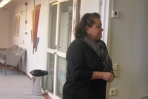 Oopperajuhlien talousjohtaja Tarja Halonen toivotti vieraat tervetulleiksi ja kiiruhti sen jälkeen alakertaan varmistamaan, ettei mattimyöhäisiä  kolkutellut arvokkaan rakennuksen  lukittujen oven takana. Osaksi aikaa Halonen ehti istahtaa kuuntelemaan esitystä.