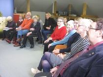 Oopperajuhlatoimiston yläkertaan oli varattu istuimet vähän yli viidellekymmenelle hengelle. Täyttöaste oli sata prosenttia.

Ensimmäisen ja osaksi toisenkin tuolirivin ovat vallanneet Antti Paasikallion jälkeläiset. Punapuseroinen rouva keskellä on Anja Pulkkinen, Antti ja Aliina Paasikallion 96-vuotias tytär. Ympärillä istuu lapsia ja lapsenlapsia siippoineen. 

Toini Kurimon kysymykseen, mikä sai kotkalaisen maalarin vuonna 1908 ostamaan talon ja tontin Savonlinnasta, Anja Pulkkisella oli vastaus valmiina. Antti Paasikallio oli myynyt osuutensa Kotkassa olevasta maalausliikkeestä. Hän oli suunnitellut Savonlinnaan muuttoa ja halusi sijoittaa maalausliikkeen myynnistä saadut varat taloon Savonlinnassa. Syynä siihen, miksi Paasikallio vuonna 1920 auliisti myi talon kaupungille, olivat uuniongelmat. Talossa oli tusinan verran kaakeliuuneja, joihin palotarkastuksessa vaadittiin perusteellista remonttia. Paasikallio katsoi talon myymisen kannattavammaksi vaihtoehdoksi. 
