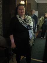 Oopperajuhlatoimiston talousjohtaja Tarja Halonen seisoo opastuskierroksella entisessä valtuustosalissa, joka toimi vuoropäivin myös raastuvanoikeuden istuntosalina. Halosen takana näkyy yksi alkuperäisen asuinrakennuksen kaakeliuuneista. Uuneja on jäljellä yhteensä neljä, mutta niiden lämmittäminen on ankarasti kielletty. 

Halosen takana näkyvä tapetti tuli seiniin entisöinnin yhteydessä. Entisöinnistä vastannut arkkitehti Matti Valkonen oli löytänyt vastaavanalaisen tapetin jäänteitä maalikerroksien alta. Rakennuksen toimiessa kaupungintalona seinät oli maalattu yksivärisiksi.

Yläkerran kokoushuoneessa, missä esitelmä pidettiin, Haloselta kyseltiin esille jätettyjen hirsien ikää. Halonen kertoi, että takaosan pystyhirret on tehty entisöinnin yhteydessä.  Alkuperäisiä vanhoja hirsiä on  näkyvillä kokoustilan katossa ("kurkihirret") sekä kokoustilan seinissä, samoin kuin portaikon seinustoilla, molemmilla puolilla.