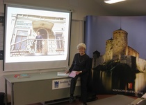 Sokerina pohjalla Toini Kurimo esitteli esitelmänsä lopussa  äitinsä Sylvi Kurimon seisomassa Vanhan kaupungintalon rappusilla vuonna 1986, jolloin uusi kaupungintalo Äkkiväärä avattiin yleisölle. 

Tätä ennen Kurimo oli esitelmässään selvittänyt, miten raatihuoneelle haettiin paikkaa eri puolilta Savonlinnan vanhaa kaupunkia ja miten nykyisin Oopperajuhlatoimistona tunnettu rakennus ehti olla asuintalona, kahden yrittäjän kirjakauppana ja postikonttorina, ennen kuin se vuonna 1920 päätyi kaupungin omistukseen ja remontoitiin kaupungintaloksi.
