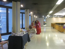 Entisen kirjastorakennuksen yläkerta on syksyn 2013 jälkeen toiminut monena: onnistuneena taidenäyttelytilana, mainiona konserttisalina, maakuntamuseon luontevana väistötilana. Nyt rakennus osoittautui myyjäisten pitopaikaksi vailla vertaa. 

Myyntipöytiä varten oli varattu pääsalin eteläpuolen ikkunasivu sekä länsipäädyn Akvaariosali. Itäpääty oli varattu musiikkiesityksille.  Pohjoispuolen pikkusalissa toimi kahvio. 

Kuvassa myyjät asettelevat tavaroitaan esille ennen ovien avautumista.

Kuva: Kirsti Kukkonen
