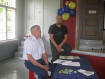 Tilaisuuden pääpuhuja Seppo Hannikainen (vasemmalla) ja Ilolan nykyinen omistaja Antti Astikainen ovat molemmat uhranneet Ilolan kunnostukseen tuhansia työtunteja. 

Hannikaisen työrupeama ajoittui vuosille 1980-1998, jolloin Skdl:n  (myöhemmin Vasemmistoliiton) Savonlinnan yhdistys toimi Ilolassa kaupungin vuokralaisena ja Hannikainen yhdistyksen puheenjohtajana. Antti Astikainen aloitti kunnostustyöt ostettuaan Ilolan vuonna 2011. Nyt paikat kiilsivät vasta maalattuina ikkunoista sisään tulvivan syysauringon valossa. 