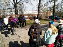 Pari kilpailijaa oli sonnustautunut hilpeisiin vappu-univormuihin. Luuta toimittaa mölkkykaaren virkaa. Kuva: Torsti Aspivaara