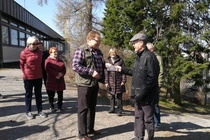 Seuran puheenjohtaja Harri O. Halko ojentaa ravintola Majakan lahjoittaman kahden hengen lounaaseen oikeuttavan kortin kilpailun voittajalle Torsti Aspivaaralle.

Voittaja jouduttiin ratkaisemaan lisäkierroksella, sillä 23 pistettä sai tulokseksi kolme kilpailijaa: Torsti Aspivaara (22), Merja Honkanen (9) ja Erkki Kokkonen (19). Suluissa lisäkierroksen pisteet. 

Hyvän pistesaaliin saivat myös Pentti Sorsa (22), Sirpa Airas (21), Pirjo Airas (20) ja Helena Hytönen (20).-

Kuva: Pekka Hytönen
