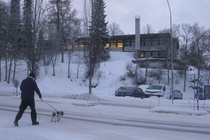 Valot syttyivät entiseen kirjastorakennukseen varhain lauantaiaamuna. Myyjät ajoivat tavaralastinsa mäelle Eerikinkadun puolelta, joten todellinen vilske jäi satunnaiselta kulkijalta puitten taakse piiloon.

Kuva: Kirsti Kukkonen
