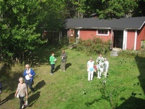 Ilolan pihakallion juuressa sijaitsevan entisen käymälärakennuksen ikä nousi keskustelun kohteeksi useaan otteeseen. Äitienpäiväkuvassa vuosilta 1948-1952 rakennuksen kohdalla on paljasta kalliota. Paikalla olleille entisille tarhalaisille ja opettajille rakennus oli käymälänä tuttu. Kaikkein vanhimmat yleisön joukosta muistivat käymälärakennuksen sijainneen aikoinaan tontin reunassa poikittain päärakennusta vastapäätä. Arveltiin, että käymälärakennus valmistui nykyiselle paikalleen joskus 1950-luvulla. 