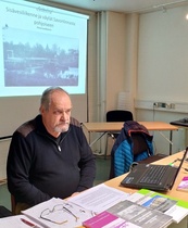 
Kirjailija Vesa Luukkonen katselee myhäillen monikymmenpäistä yleisöään Kolomosen neuvotteluhuoneessa. Pöydällä edessä on neliosaikseksi kasvaneen Niinisaari-sarjan romaaneja sekä tietokirjoja.Kuva: Torsti ASpivaara.