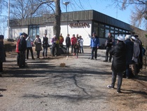 Kaunis kevätsää houkutteli Nälkälinnanmäelle runsaasti  väkeä. Osa istuskeli tuulelta piilossa kirjaston suojaisella seinustalla, osa nautiskeli kalliolla eväskorin antimista, osa viihtyi pienessä leikkipuisttossa.  Mölkkymestarin tittelistä kisasi 24 henkeä,  joukossa myös lapsia ja nuoria. 