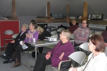 Oopperajuhlatoimiston ullakolle vankkojen hirsien alle oli lauantaikiireiltään ehtinyt viitisentoista henkeä. Pienessä porukassa keskusteltiin vilkkaasti Savonlinnan uhanalaisista puutaloista.