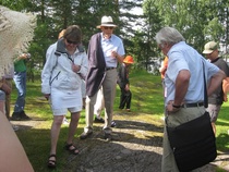 Marja-Liisa Vartion puistossa pysähdyttiin tutkimaan silokallion uurteita. Gneissin sisältämä pehmeä kiilleosa on kovertunut pois ja kova kvartsi on jäänyt kohoumina pintaan. Uurteista selviää jäiden kulkusuunta kaakosta luoteeseen.

Kierroksen aikana selvisi monenlaista muutakin mielenkiintoista: Maapalloa ei ole pystytty kairaamaan kolmeatoista kilometriä syvemmälle, koska kuumuus sulattaa kaikki metalliseokset. Jalokiviksi sanotaan kaikkia kvartsia kovempia kiviä, joista kaikkein kovin on timantti. Keskiajalla maamme kirkot ja linnat (Olavinlinna) rakennettiin kivilohkareista; graniittia opittiin työstämään vasta 1800-luvulla (Juvan kirkko).
