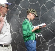 Savonlinnasalin kivijalan kiilleliuske (kuvassa taustalla) on peräisin Orivedeltä Tampereen läheltä. Kiilleliusketta esiintyy eri puolilla Suomea. Savonlinnan lähin liuskekivilouhimo on Viinijärvellä Liperissä.

Geologin olkalaukusta löytyi kahdelle onnekkaalle ikiomaksi Retkeilijän kiviopas. Opas on ladattavissa sähköisenä geologian tutkimuskeskuksen sivuilta (www.gtk.fi). Rask kertoi, että arvokkaiksi epäilemiään kiviä voi lähettää postivapaasti kahden kilon verran  tutkittavaksi GTK:n Kuopion aluetoimistoon.
