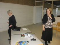 Tuleekohan tänne ketään? Esitelmöitsijät Toini Kurimo ja Raija Meklin järjestelevät kuumeisesti tilaa ja tarkistavat laitteiden toimivuutta ennen tilaisuuden alkua. Raija Meklin oli toinen "Leikkaan tytöistä", joilta idea kallioesitelmän ja muistelutilaisuuden järjestämiseen saatiin. 