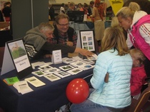 Yhdistyksen pöydässä tunnistettiin Savonlinnan kaupunkikeskustassa sijaitsevia hyvän mielen maisemia. Kaikkien osallistujien kesken arvotut korttilajitelmat voittivat Tiia Hyypiä, Hilkka Leikas ja Antti Leskinen.  