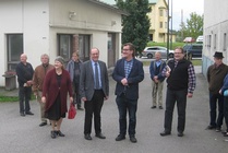 Euroopan kultttuuriympäristöpäivien teeman merkeissä yhdistys järjesti yhteistyössä Oy Olavilan ja Savonlinnan Työväenyhdistys ry:n kanssa Kisalinnassa esitelmä- ja tutustumistilaisuuden. Historiantutkija Tero Tuomisto (keskellä vasemmalla) kertoi juhlasalissa pidetyssä esitelmässään mm. Kisalinnan rakentamisen taustoista ja tavoitteista, arkkitehti Kauko A. Tuomisesta ja nimivalinnoista. - STY:n puheenjohtaja Jarmo Linnamurto (keskellä oikealla) esitteli vieraille päärakennuksen tilojen lisäksi entisen lavastamorakennuksen.