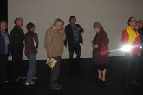 Osittain valaistulla tyhjällä näyttämöllä asettauduttiin hetkeksi näyttelijöiden asemaan. Paikalla viihdyttiin pitkä tovi. - Moni kantoi opastuskierroksella kainalossaan Talojen taipaleelta -kirjaa, jota Työväenyhdistys oli anteliaasti asettanut esille mukaan otettavaksi.