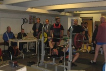 Kierroksen lopuksi tupsahdettiin päärakennuksen kellarikerroksessa keskelle kiivasta toimintaa. Kuntosalissa valmistauduttiin paikallisiin voimannostokisoihin, joiden alkamiseen oli aikaa vajaa varttitunti.