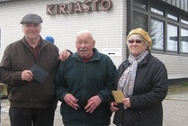 Vuoden 2016 mölkkymestaruudesta käytiin Nälkälinnanmäellä vapun päivänä tasaväkinen kamppailu. Voittajaksi selviytyi Pentti Malinen (keskellä) 26 pisteellä. Toiseksi tuli Leena Lankinen (oikealla) 25 pisteellä. Peräti kolmella oli 24 pisteen tulos. Ylimääräisen heittokierroksen jälkeen kolmannen sijan valtasi  Jorma Lankinen (vasemmalla).