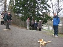 Malisen bravuuriheitossa kaatui kymmenen keilaa mutta mölkkykapula asettui ryhdikkäästi pystyyn. Seuran puheenjohtaja Matti Kosonen (kuvassa oikealla) paljasti tilaisuudessa, että keilat on sorvattu kotipihan vaahterasta. Sorvaajakin istuskeli sivummalla seuraamassa kisoja.