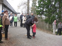 Nälkälinnanmäelle oli väkeä kerääntynyt edellisen vapun malliin kolmisenkymmentä henkeä, joista kisoihin osallistui kahdeksantoista. Jälkikasvuakin on luvassa. Pikkuinen Veera kokeili äidin avustuksella, miltä mölkyn heittäminen tuntuisi.