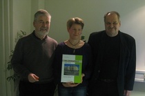 Kirjan tekemisestä vastannut kolmihenkinen tiimi: kustantaja Markku Somerkoski, taittaja Hanna Juuti ja kirjailija Vesa Luukkonen.