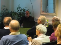 Yleisöä oli paikalle kertynyt vajaa neljäkymmentä henkeä. Monet kertoivat muistojaan Miljoonatalosta Luukkosen katsauksen aikana ja sen jälkeen.