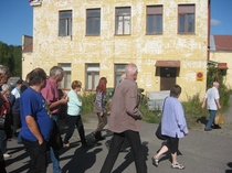 Pääkirjasto Joelissa pidetyn esitelmäosuuden jälkeen siirryttiin Savolan tontille. Paljasjalkaisen savolalaisen Matti Makkosen opastuksella kierrettiin aluksi tehdasrakennuksia.