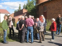 Matti Makkonen (keskellä) keräsi ympärilleen etenkin niitä, joilla oli Savolan-muistoja jaettavana