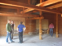 Vehnämyllyn alkuperäisessä asussa säilyneitä sisätiloja kiipesi ihastelemaan vain kymmenkunta henkeä, sen jälkeen kun ovien avautumista oli aikataulusekaannuksen vuoksi jouduttu odottamaan tunnin verran. 