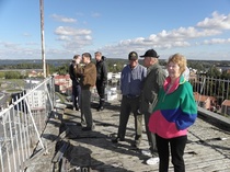 Kirjastolta siirryttiin viljasiiloon katselemaan kaupungin maisemia näköalatasanteelta käsin.