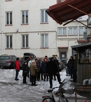 Omistaja Jouko Kaipainen (selin oikealla) tuntee elokuvateatteri Olavin talon kuin omat taskunsa. Pääkirjastossa pidetyn historiallisen katsauksen jälkeen siirryttiin Olavinkatu 51:n pihalle ja sieltä edelleen Bio Olavin konehuoneeseen ja ullakolle, jossa hiiltynyt lankku muistuttaa vuoden 1932 suurpalosta.
