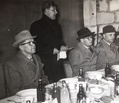 Nälkälinnanmäen kirjastotalon urakoitsijaksi valikoitui mikkeliläinen Rakennusliike A. Asikainen. Kuvassa rakennusmestari Armas Asikainen puhuu harjannostajaistilaisuudessa joskus 1950- tai 1960-luvulla, paikka ja henkilöt ovat tuntemattomia. 

Armas Asikainen valmistui Helsingin Teollisuuskoulusta rakennusmestariksi joulukuussa 1940. Yritystoiminta alkoi Mikkelissä Asikainen & Vihonen rakennusliikkeessä toisena yhtiömiehenä. Oma yritys Rakennusliike A. Asikainen rekisteröitiin vuonna 1955. Yrityksellä oli rakennustoimintaa Mikkelissä, Savonlinnassa ja Pieksämäellä. Toimintamuotoina olivat rakennusurakoinnit sekä perustajaurakointina vapaarahoitteiset ja valtion osalainoittamat (ARAVA) kerros- ja rivitaloasunnot sekä liikehuoneistot. Mikkelissä Armas Asikaisella oli myös A-oikeuksin varustettu ravintola Amin Grilli sekä Pieksämäellä Amin Krouvi. Rakennustoiminta oli kuitenkin merkittävintä. (Liisa Asikaisen antamia tietoja)

Nälkälinnanmäen kirjastalon ohella Rakennusliike A. Asikaisella oli samaan aikaan Savonlinnassa kaksi muuta rakennuskohdetta: Heikinpohjassa sijaitsevat, kesällä 1964 valmistuneet aravarahoitteiset kerrostalot Ahmanpesä ja Peiponkallio.

Kuva: Liisa Asikaisen kotialbumi
