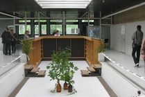 Nälkälinnanmäki-Seuran järjestämässä kävelykonsertissa vieraili päivän mittaan arviolta 50 henkeä. Pääsalissa saattoi musiikin kuuntelun ohella lukea kirjaston ja mäen historiasta kertovia tekstejä. Akvaariossa pyöri lyhytelokuva 325-vuotias Savonlinna. Vuonna 1964 kaupunki juhli merkkivuottaan näyttävästi neljän päivän ajan. Kirjaston vihkiäisjuhla, josta nähdään filmissä katkelma, sijoittui kolmanteen juhlapäivään.