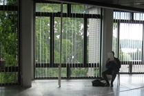 Pääkirjaston musiikkiosastolta oli valittu kävelykonserttiin sopivan rauhallista musiikkia. "Sinisiä hetkiä" kuunnellessa oli helppo keskittyä lukemiseen.