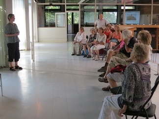 Nälkälinnanmäki-Seura esitteli toimintaansa tapahtuman viimeisenä aukiolopäivänä 3.8. Puhumassa yhdistyksen sihteeri Kirsti Kukkonen.