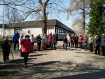 Aurinkoisessa mutta hieman tuulisessa säässä mölkkykisoihin osallistui kaksikymmentäyksi kilpailijaa. Mäelle kiivettiin tositarkoituksella; pelkkiä katselijoita oli vain muutama. Käytössä olivat upouudet, tavallista matalammat minikeilat. Kuva: Torsti Aspivaara