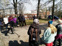 Pari kilpailijaa oli sonnustautunut hilpeisiin vappu-univormuihin. Luuta toimittaa mölkkykaaren virkaa. Kuva: Torsti Aspivaara